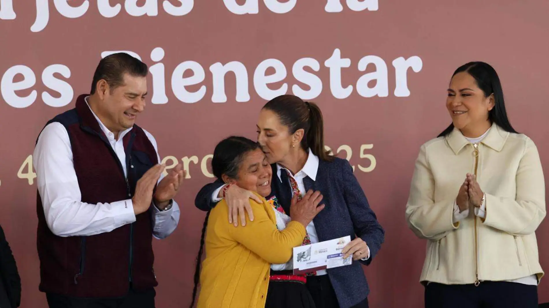 La presidenta de México, Claudia Sheinbaum Pardo, encabezó el arranque del programa de Pensión Mujeres Bienestar en Puebla